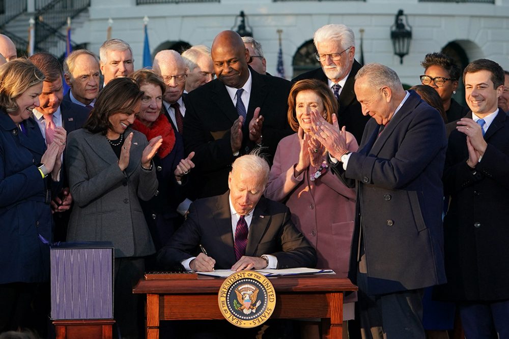 Biden unterzeichnet unter Applaus das Infrastruktur-Gesetzespaket (Bild: Mandel Ngan/AFP)