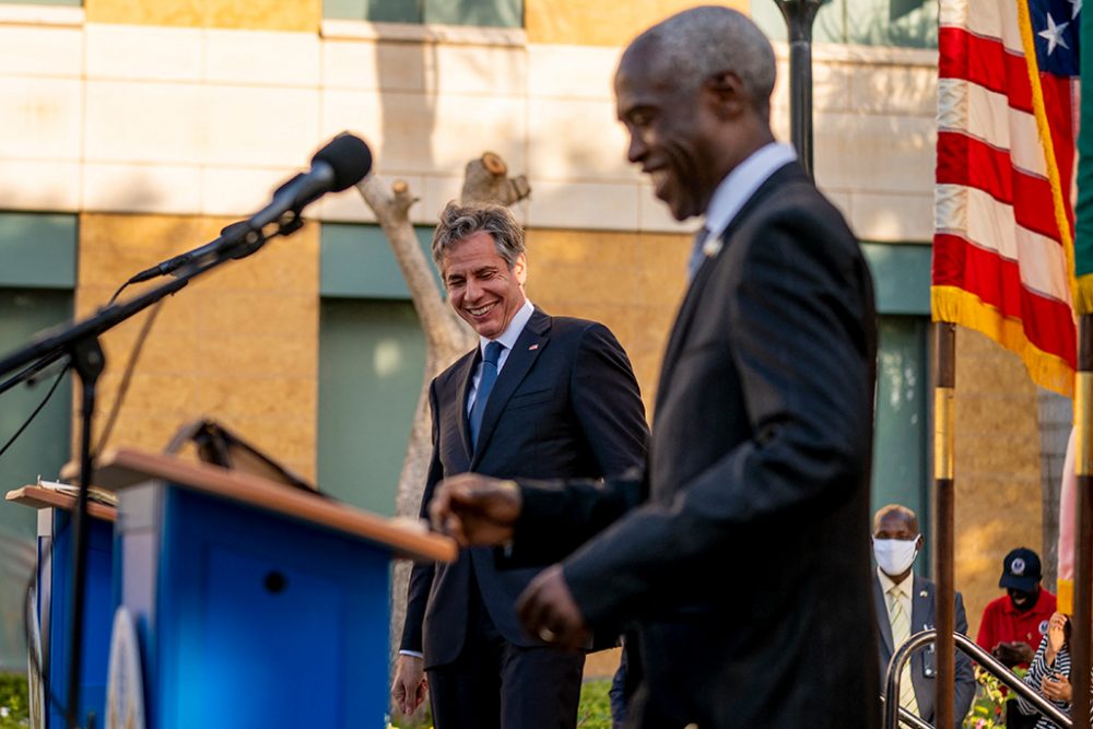 Antony Blinken mit US-Botschafter Tulinabo Mushingi in Dakar (Bild: Andrew Harnik/AFP)