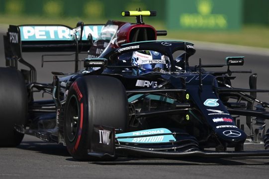 Valtteri Bottas schnappte sich in Mexiko die Pole Position vor den WM-Rivalen Hamilton und Verstappen (Bild: Pedro Pardo/AFP)