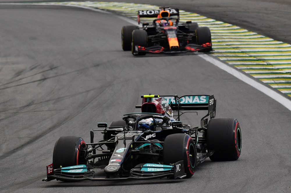 Valtteri Bottas gewinnt das Sprintrennen vor Max Verstappen (Bild: Nelson Almeida/AFP)