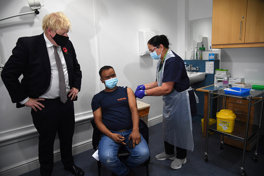 Premier Johnson besucht ein Impfzentrum in London, 15. November (Bild: Jeremy Selwyn/AFP)