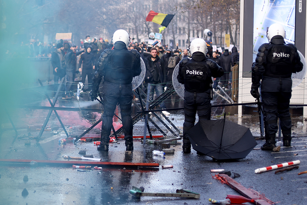 Ausschreitungen bei Anti-Corona-Demonstration in Brüssel (Bild: Kenzo Tribouillard/AFP)