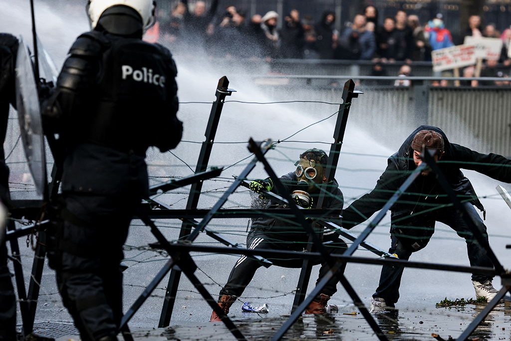 Ausschreitungen bei Anti-Corona-Demonstration in Brüssel (Bild: Kenzo Tribouillard/AFP)