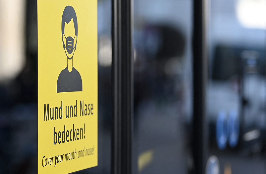Maskenpflicht: Hinweisschild auf einem Bus in München