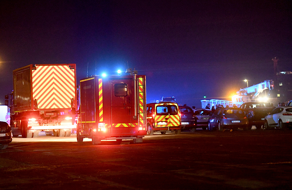 Rettungskräfte am Mittwochabend im Hafen von Calais (Bild: François Lo Presti/AFP)