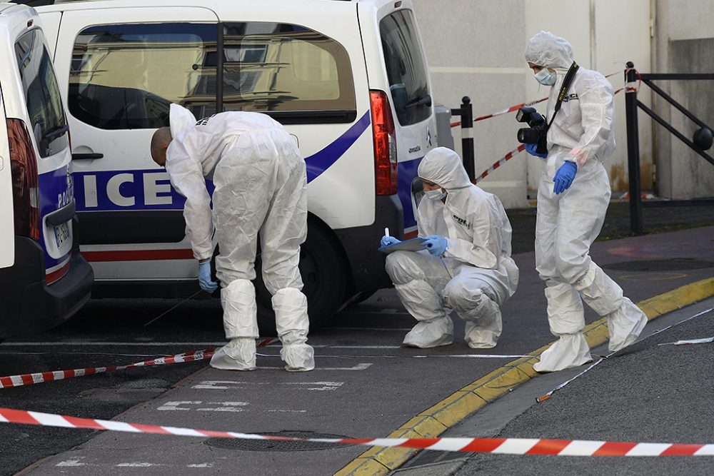 Spurensicherung am Tatort des Messerangriffs in Cannes am Montag (Bild: Nicolas Tucat/AFP)