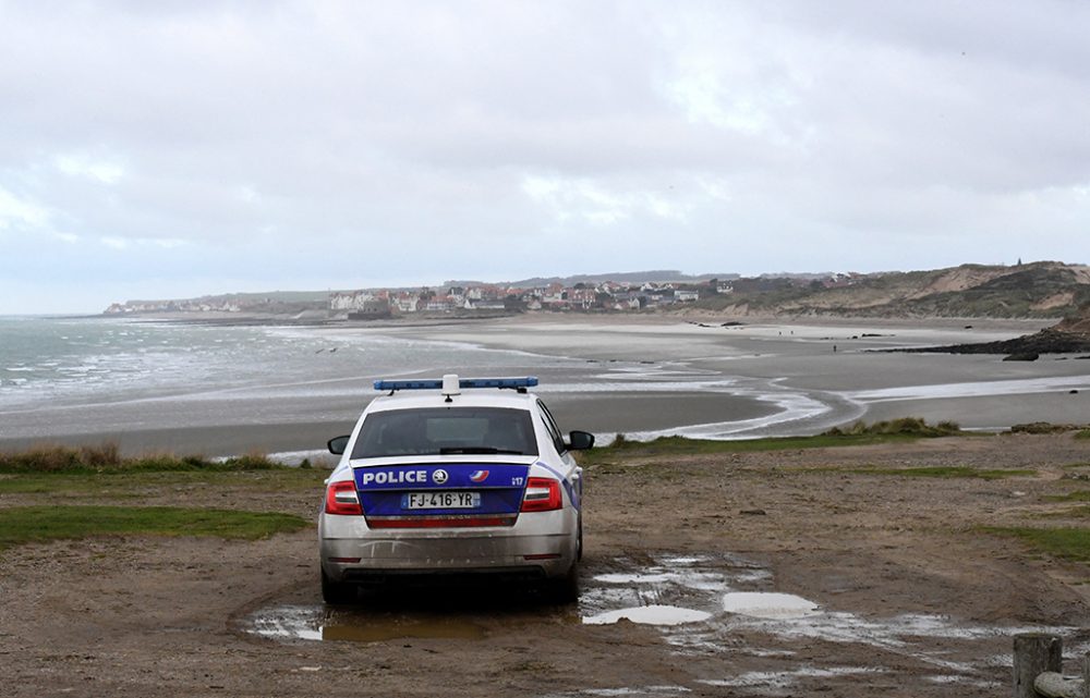Französische Polizei überwacht den Strand von Wimereux (Bild: François Lo Presti/AFP)
