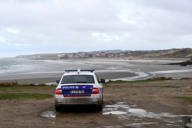 Französische Polizei überwacht den Strand von Wimereux (Bild: François Lo Presti/AFP)