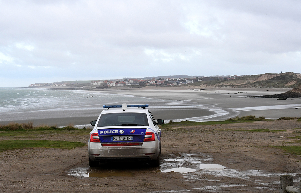 Französische Polizei überwacht den Strand von Wimereux (Bild: François Lo Presti/AFP)