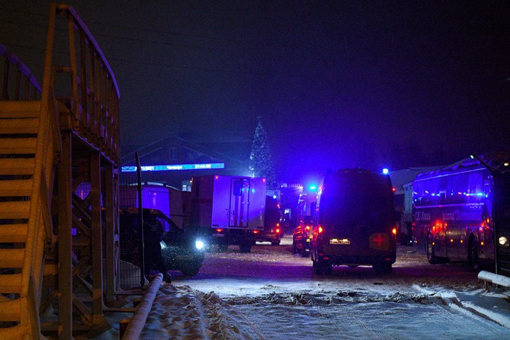 Rettungskräfte vor der Kohlemine (Bild: Alexander Patrin/AFP)