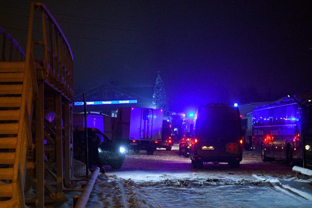 Rettungskräfte vor der Kohlemine (Bild: Alexander Patrin/AFP)