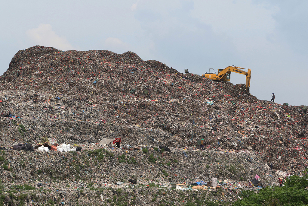 Müllberg im indonesischen Ort Burangkeng mit Abfällen von Covid-Stationen aus umliegenden Krankenhäusern (Bild: Dasril Roszandi/AFP)