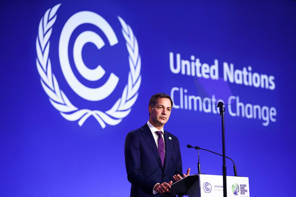 De Croo bei COP26 (Belgium's Prime Minister Alexander de Croo makes a national statement on the second day of the COP26 UN Climate Summit in Glasgow on November 2, 2021. - World leaders meeting at the COP26 climate summit in Glasgow will issue a multibillion-dollar pledge to end deforestation by 2030 but that date is too distant for campaigners who want action sooner to save the planet's lungs. (Photo by HANNAH MCKAY / POOL / AFP))