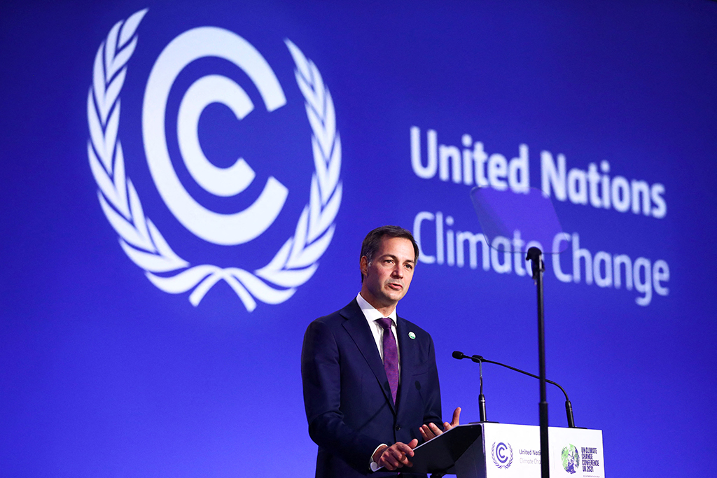 De Croo bei COP26 (Belgium's Prime Minister Alexander de Croo makes a national statement on the second day of the COP26 UN Climate Summit in Glasgow on November 2, 2021. - World leaders meeting at the COP26 climate summit in Glasgow will issue a multibillion-dollar pledge to end deforestation by 2030 but that date is too distant for campaigners who want action sooner to save the planet's lungs. (Photo by HANNAH MCKAY / POOL / AFP))