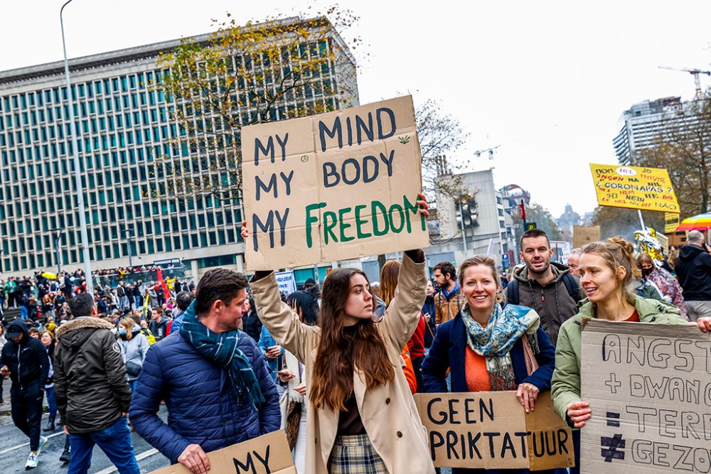 35.000 Menschen haben am Wochenende in Brüssel gegen die Corona-Politik demonstriert, die allermeisten von ihnen friedlich (Bild: Hadrien Dure/Belga)