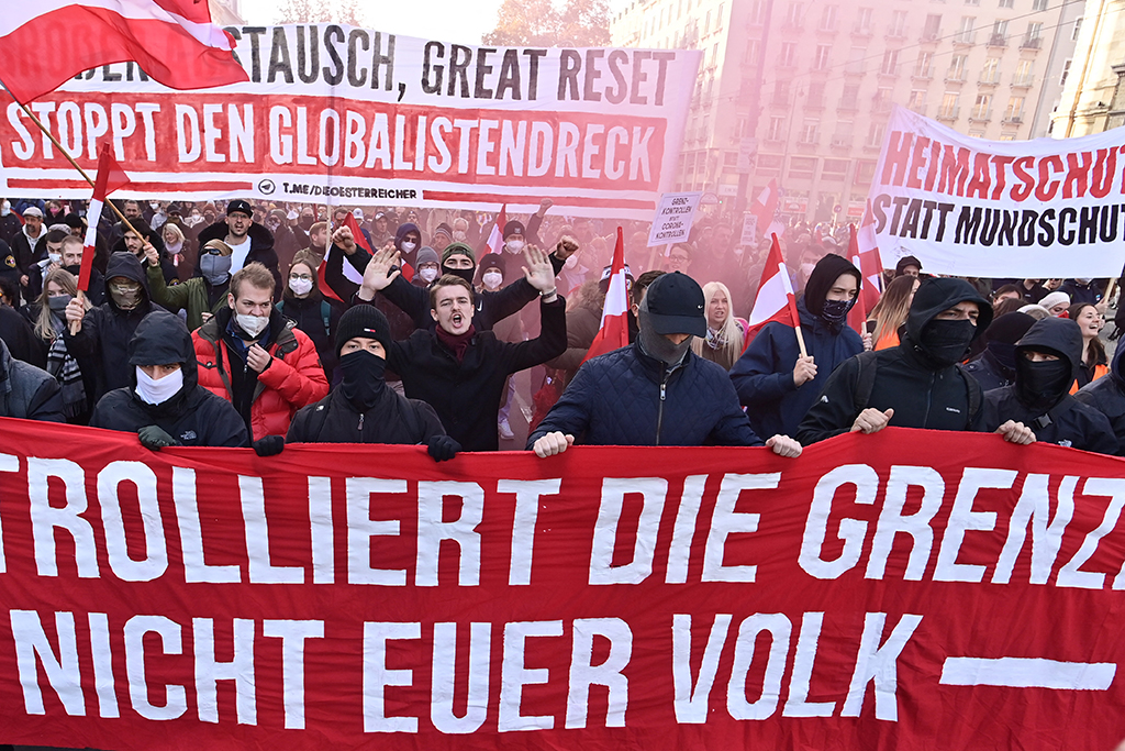 Am Wochenende gab es in Wien eine Demonstration gegen die Corona-Maßnahmen der Regierung, an der auch Rechtsextreme teilgenommen haben (Bild: Joe Klamar/AFP)