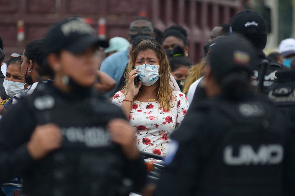 Vorm Gefängnis sammeln sich Menschen, die Verwandte unter den Inhaftierten haben (Bild: Fernando Mendez/AFP)