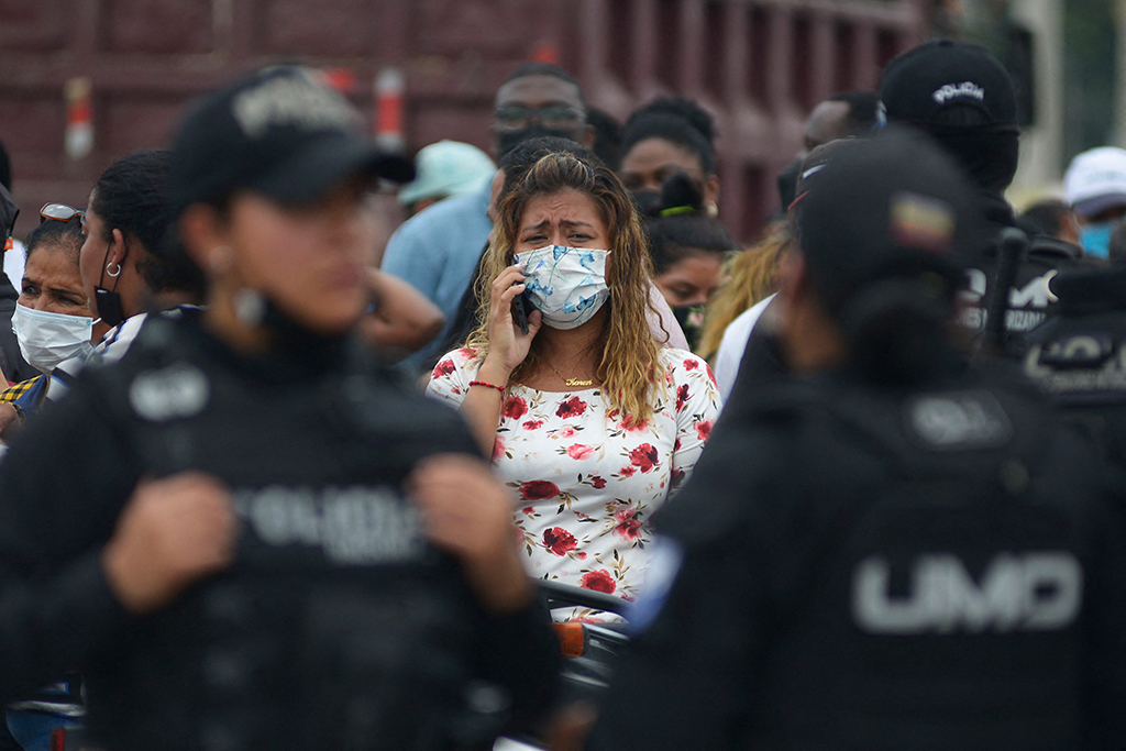 Vorm Gefängnis sammeln sich Menschen, die Verwandte unter den Inhaftierten haben (Bild: Fernando Mendez/AFP)