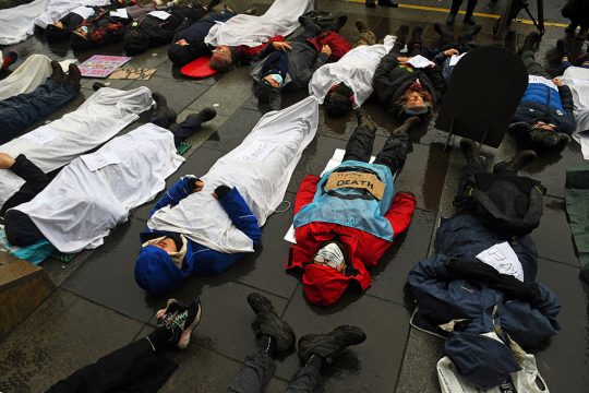 Protestaktion der Klimaaktivisten-Gruppe Extinction Rebellion (Bild: Andy Buchanan/AFP)