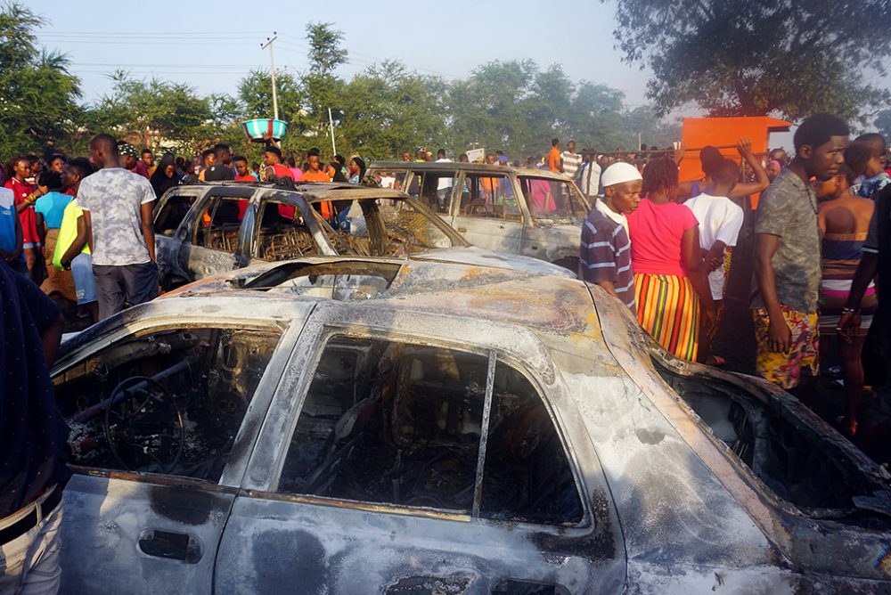 Nach Explosion eines Tanklasters in Sierra Leone: Menschen zwischen verbrannten Autos in der Hauptstadt Freetown (Bild: Saidu Bah/AFP)