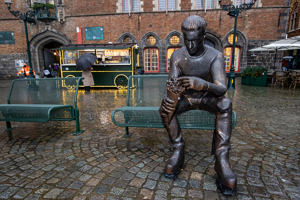Statue "De Frieteters" in Brügge (Bild: Kurt Desplenter/Belga)