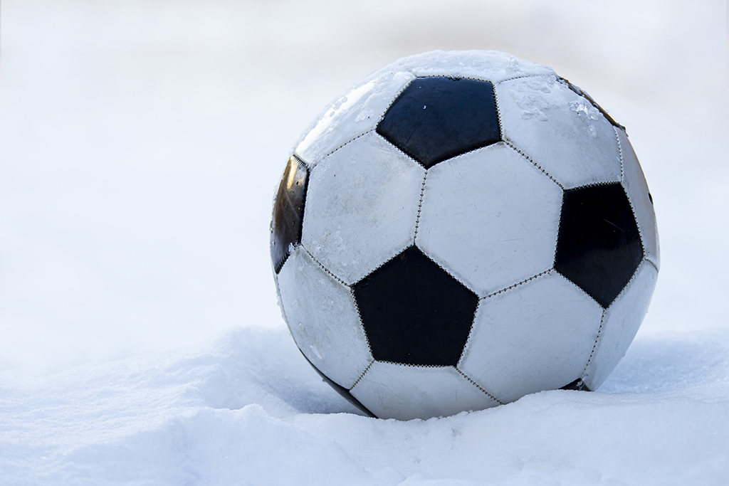Fußball im Schnee (Illustrationsbild: © Bildagentur PantherMedia / oasisamuel (YAYMicro))