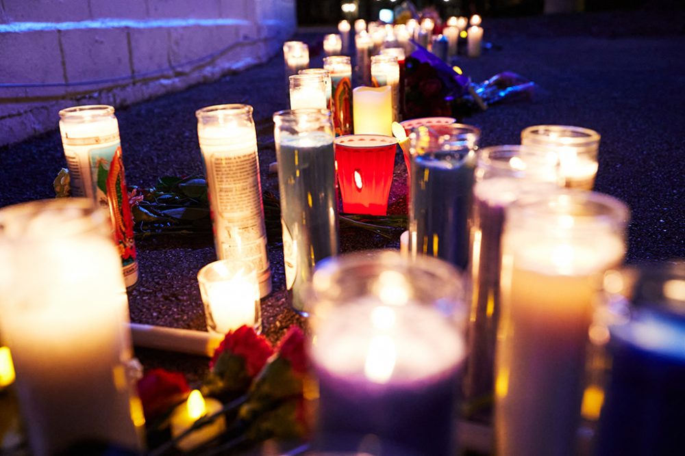 Nach dem Vorfall haben Menschen Kerzen am Tatort abgelegt und eine Mahnwache abgehalten (Bild: Mustafa Hussain/AFP)