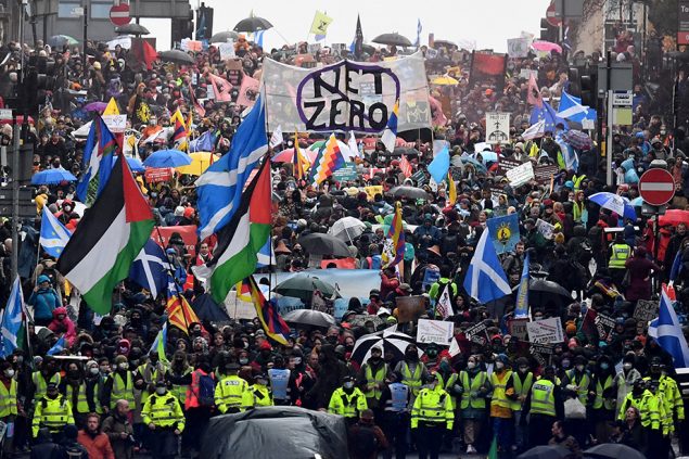 Demonstranten beim Aktionstag fürs Klima in Glasgow (Bild: Daniel Leal-Olivas/AFP)