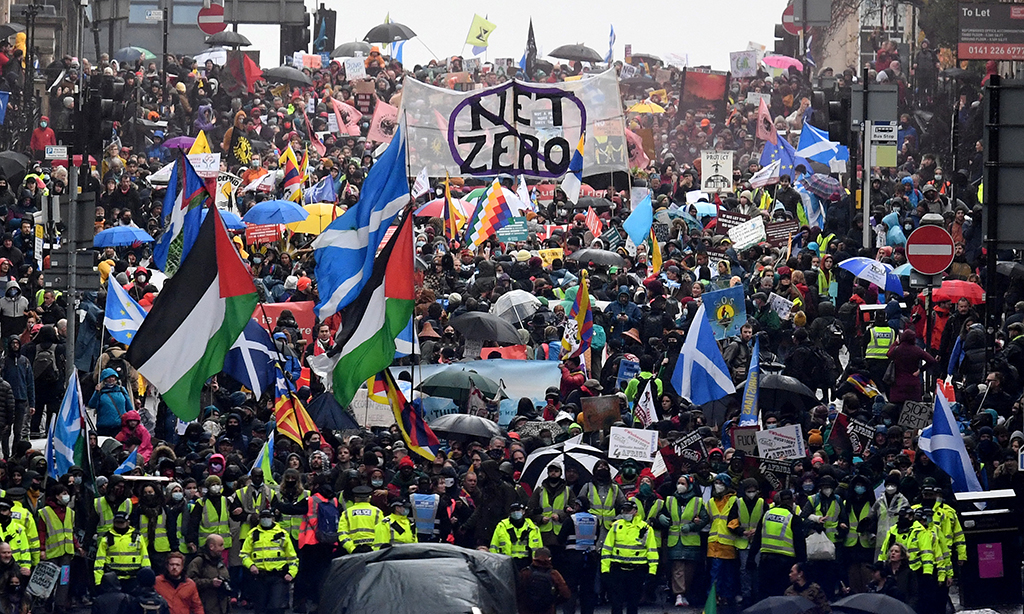 Demonstranten beim Aktionstag fürs Klima in Glasgow (Bild: Daniel Leal-Olivas/AFP)