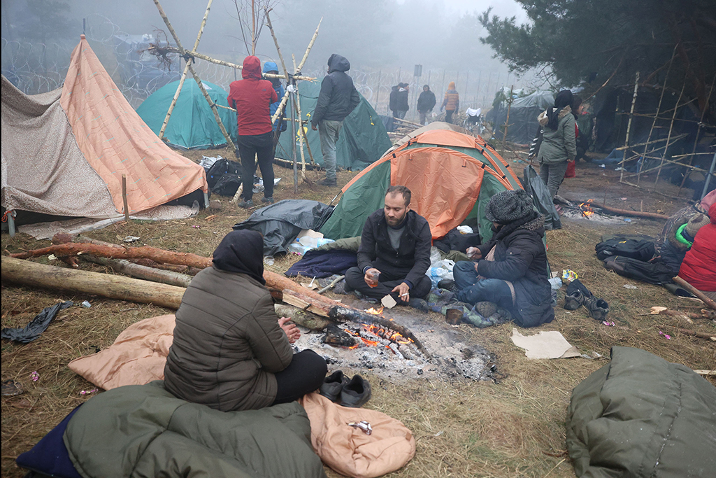 Ein provisorisches Flüchtlingscamp an der belarussisch-polnischen Grenze bei Grodno (Bild: Leonid Shcheglov/BELTA/AFP)