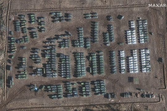 Das Satellitenbild vom 1. November zeigt Truppenbewegungen nahe der Stadt Jelnja, circa 250 Kilometer von der russisch-ukrainischen Grenze entfernt (Bild: AFP PHOTO / Satellite image ©2021 Maxar Technologies)