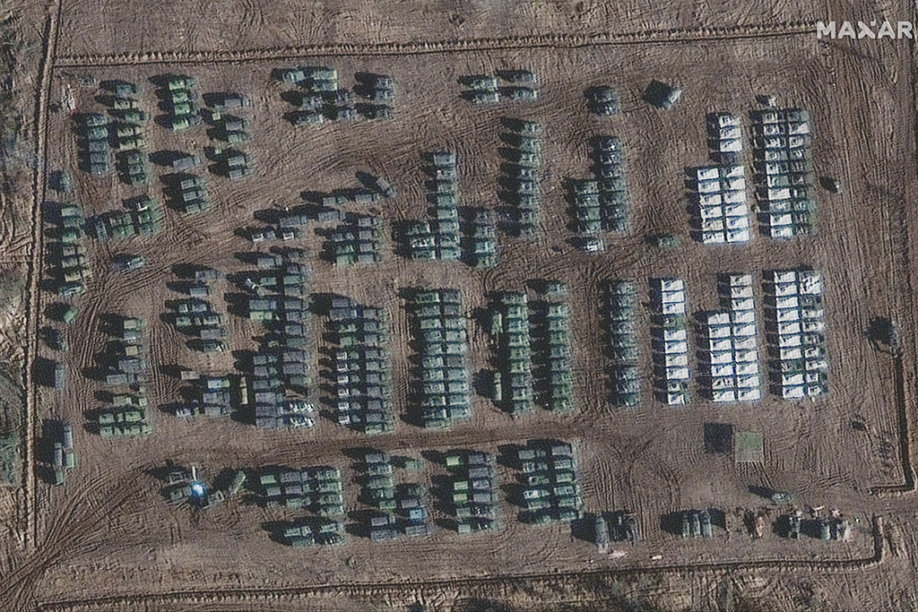 Das Satellitenbild vom 1. November zeigt Truppenbewegungen nahe der Stadt Jelnja, circa 250 Kilometer von der russisch-ukrainischen Grenze entfernt (Bild: AFP PHOTO / Satellite image ©2021 Maxar Technologies)