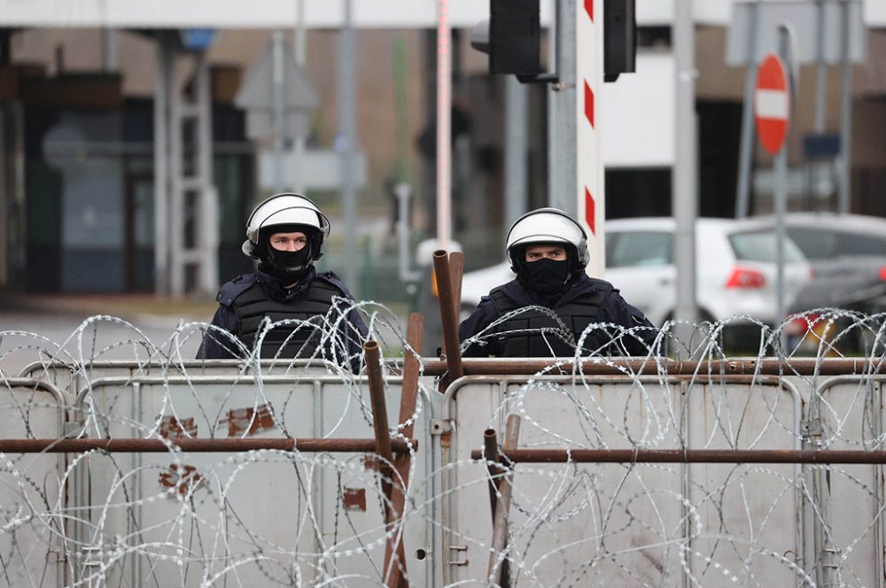 Polnische Sicherheitskräfte am Grenzübergang Bruzgi-Kuznica am Freitag (Bild: Maxim Guchek/Belta/AFP)