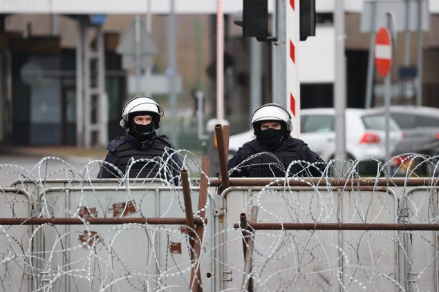 Polnische Sicherheitskräfte am Grenzübergang Bruzgi-Kuznica am Freitag (Bild: Maxim Guchek/Belta/AFP)
