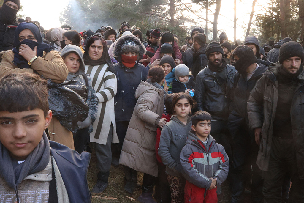 Flüchtlinge in der Region Grodno an der Grenze zwischen Belarus und Polen am Freitag (Bild: Leonid Shcheglov/Belta/AFP)