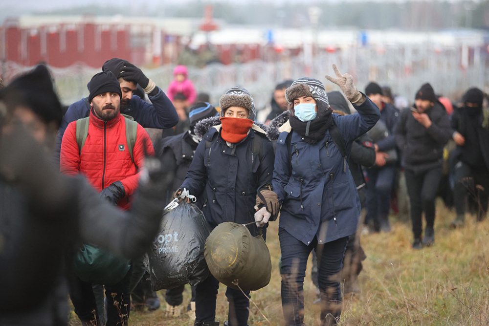 Flüchtlinge in der Region Grodno an der Grenze zwischen Belarus und Polen am Freitag (Bild: Leonid Shcheglov/Belta/AFP)