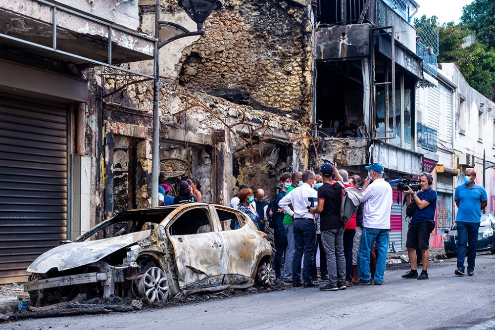 Bei den Unruhen in Guadeloupe sind auch Feuer entfacht worden, die für teils große Schäden gesorgt haben (Bild :Lara Balais/AFP)