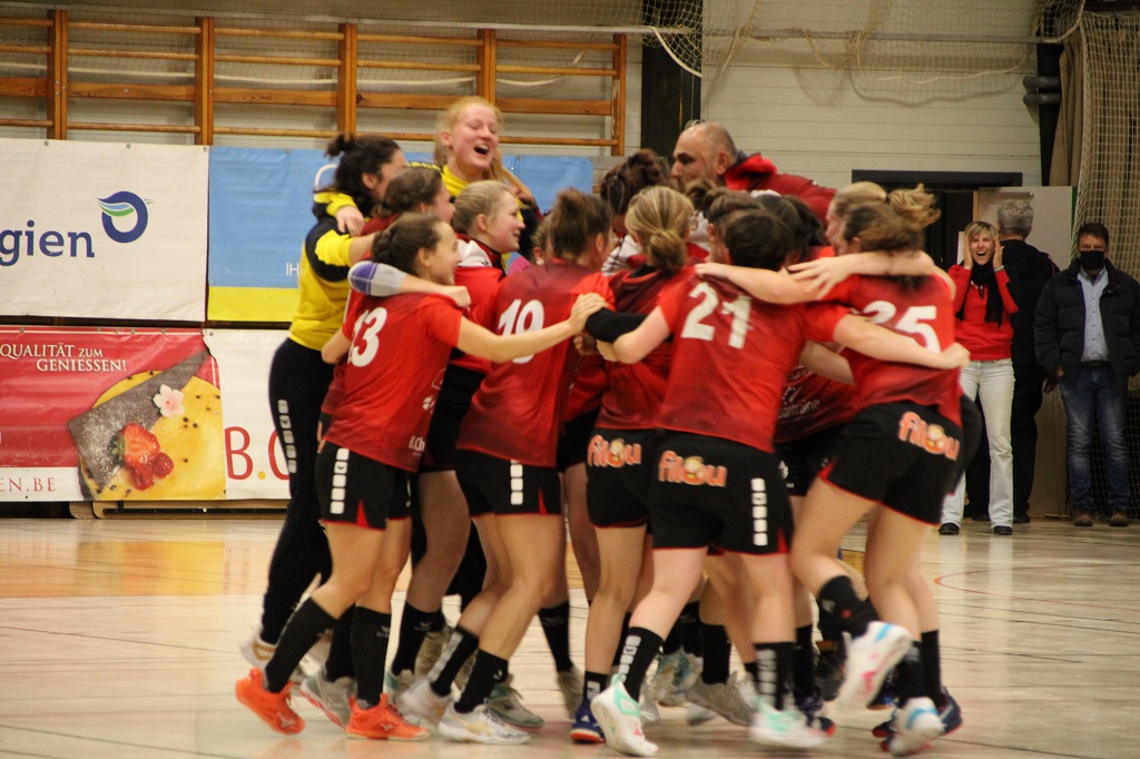 Die Damen des HC Eynatten-Raeren feiern ihren ersten Saisonsieg (Bild: Christoph Heeren/BRF)