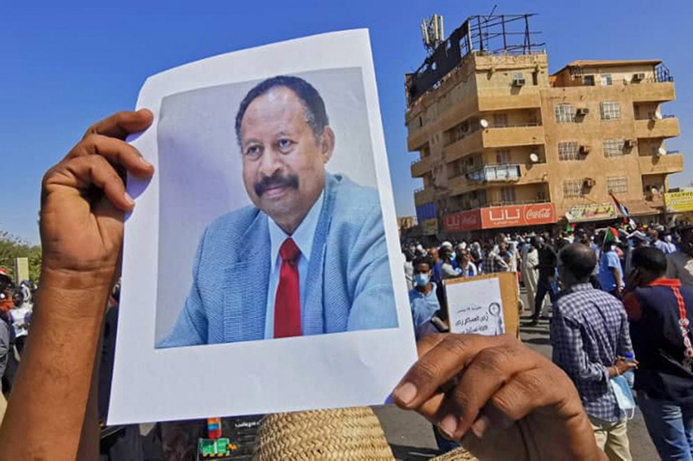 Porträt von Abdalla Hamdok bei einer Demonstration in Karthum am 13. November (Bild: AFP)