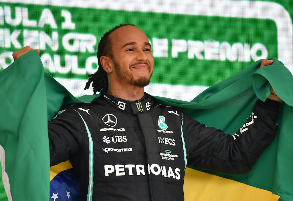 Lewis Hamilton feiert den Sieg in Brasilien (Nelson Almeida/AFP)
