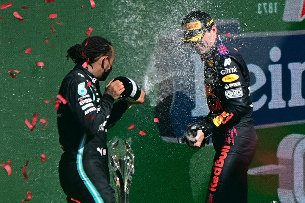 Sieger Max Verstappen (r.) und Lewis Hamilton auf dem Mexiko-Podium (Bild: Pedro Pardo/AFP)