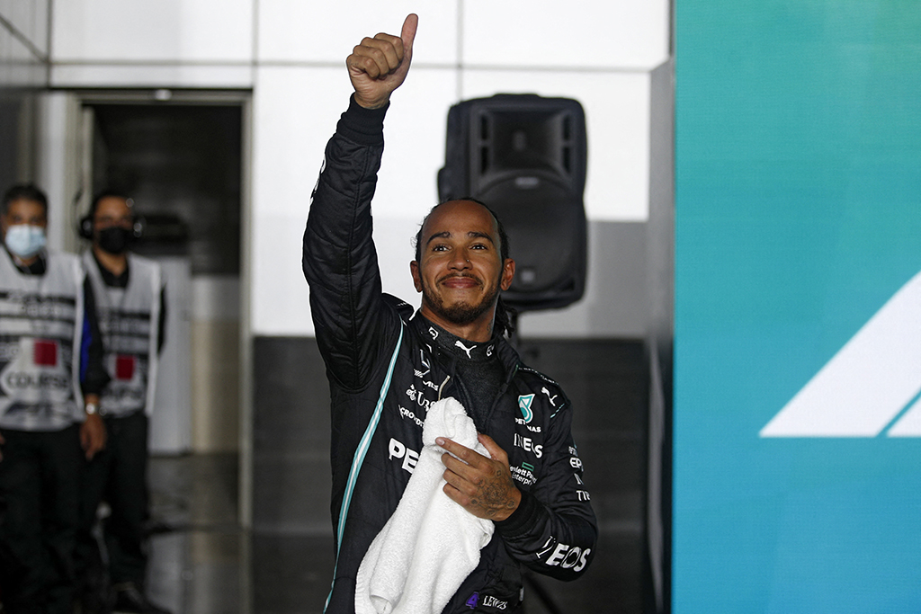 Lewis Hamilton sichert sich die Pole für die Katar-Premiere (Bild: Hamad Mohammed/AFP)