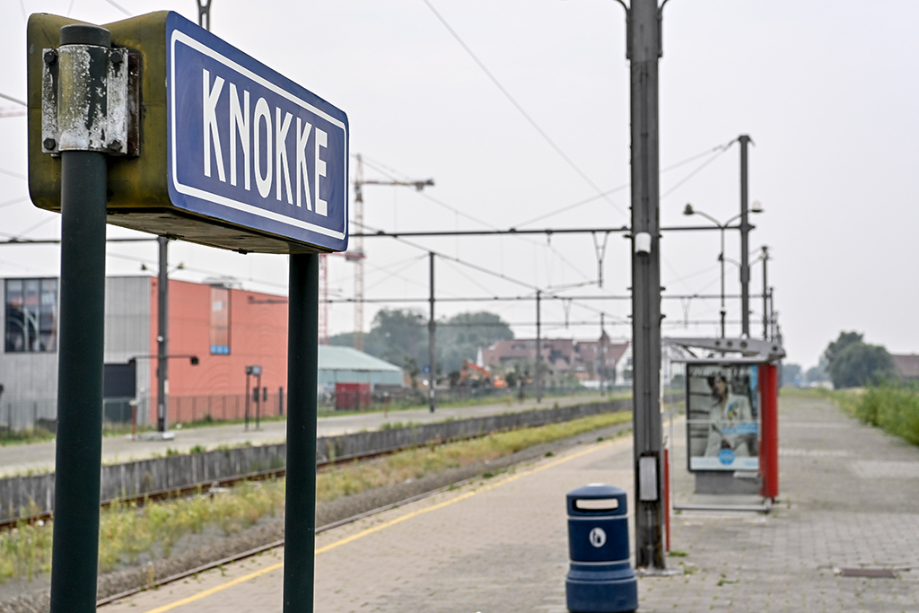 Ortsschild am Bahnhof von Knokke