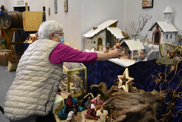 Margot Mackels beim Aufbau der Krippenausstellung in der Katharinenkirche in St. Vith (Bild: Chantal Scheuren/BRF)