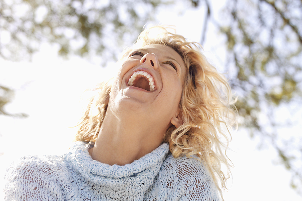 Glücklich lachende Frau (© Bildagentur PantherMedia/Iofoto)