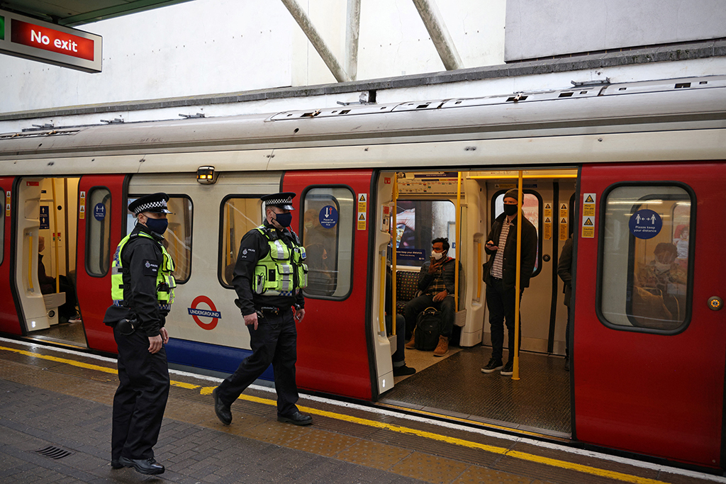 Unter anderem in den öffentlichen Verkehrsmitteln muss in England nun wieder der Mund-Nasen-Schutz getragen werden, was die Polizei auch kontrolliert (Bild: Adrian Dennis/AFP)