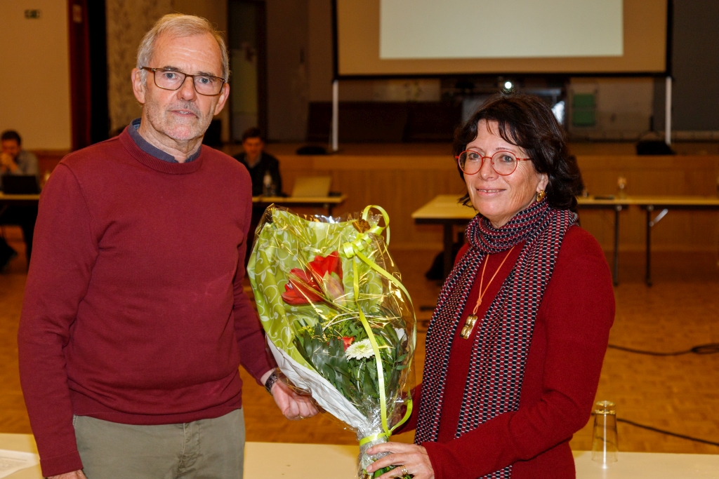 "Mit uns"-Fraktionsvorsitzender Erwin Güsting verabschiedet seine Kollegin Marcelle Vanstreels (Bild: Olivier Krickel/BRF)