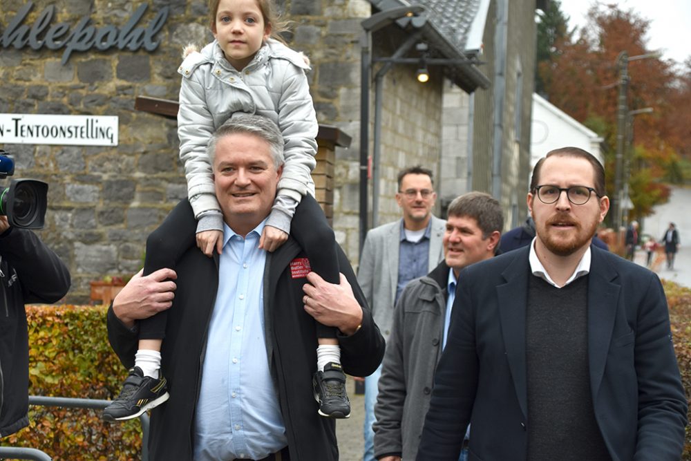 Mathias Cormann auf Heimatvisite, an seiner Seite ist Bürgermeister Jérôme Franssen (Bild: Chantal Scheuren/BRF)