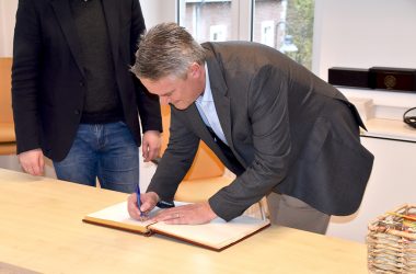 Mathias Cormann trägt sich ins Goldene Buch ein (Bild: Chantal Scheuren/BRF)