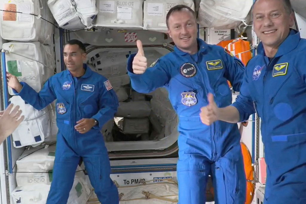 ESA-Astronaut Matthias Maurer (Mi.), zusammen mit Nasa-Astronaut Tom Marshburn (re.) nach dem Andockmanöver an die ISS (Bild: AFP Photo/Nasa TV/Handout")